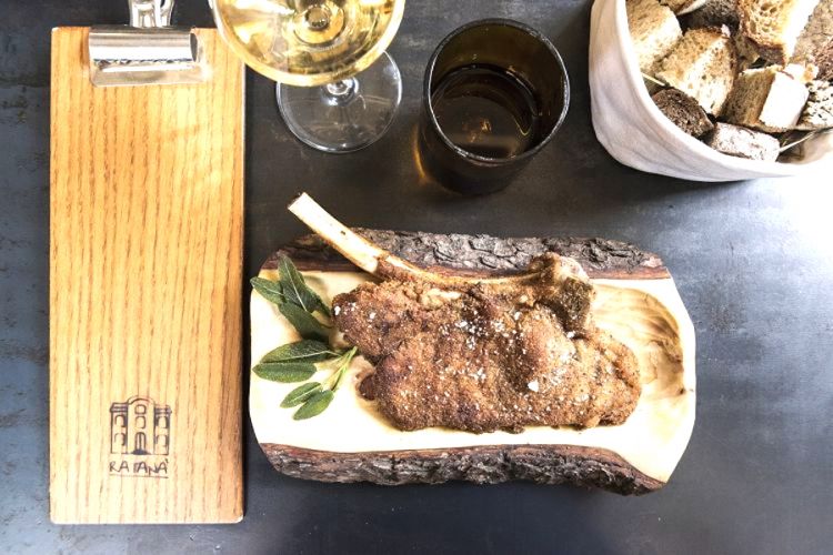 La costoletta di Cesare Battisti, chef-patron del Ratanà a Milano. Attenti: va ordinata in anticipo
