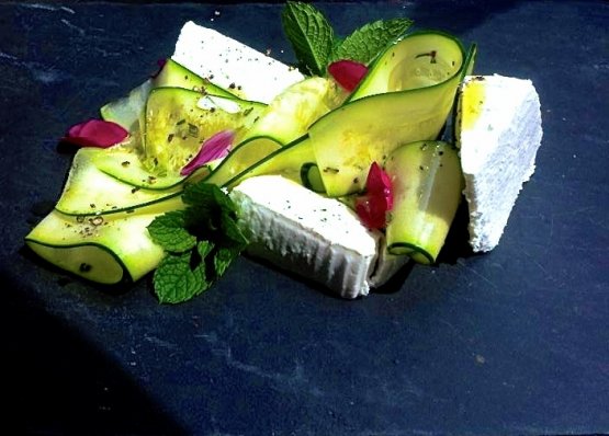 Ricotta di bufala con carpaccio di zucchine marina