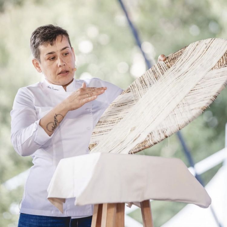 Marina Ravarotto ha imparato a impastare e tirare i filindeu, è dunque depositaria di un'antica tradizione gastronomica che rischiava di scomparire