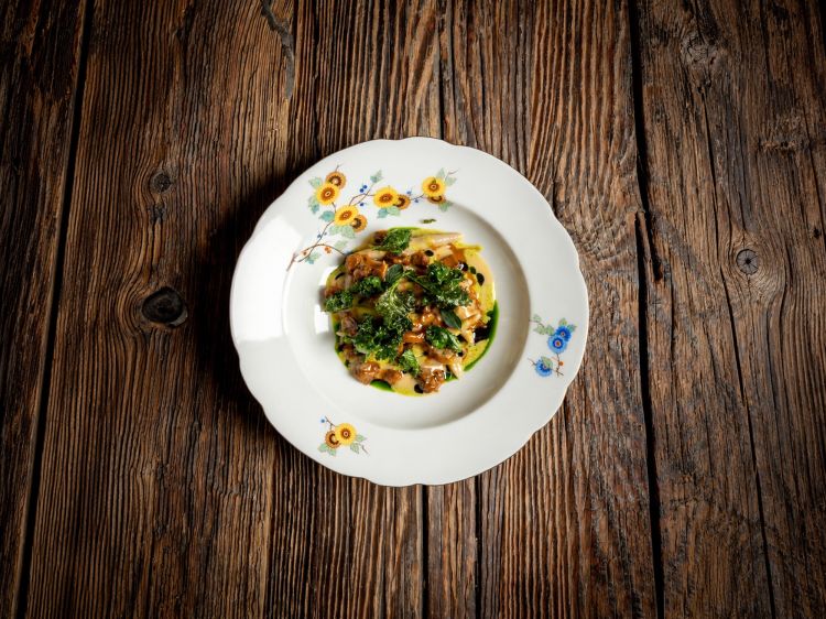 Ravioles alla farina di castagne,&nbsp;rag&ugrave; di cinghiale, salsa al curry verde, burro nocciola e cavolo nero
