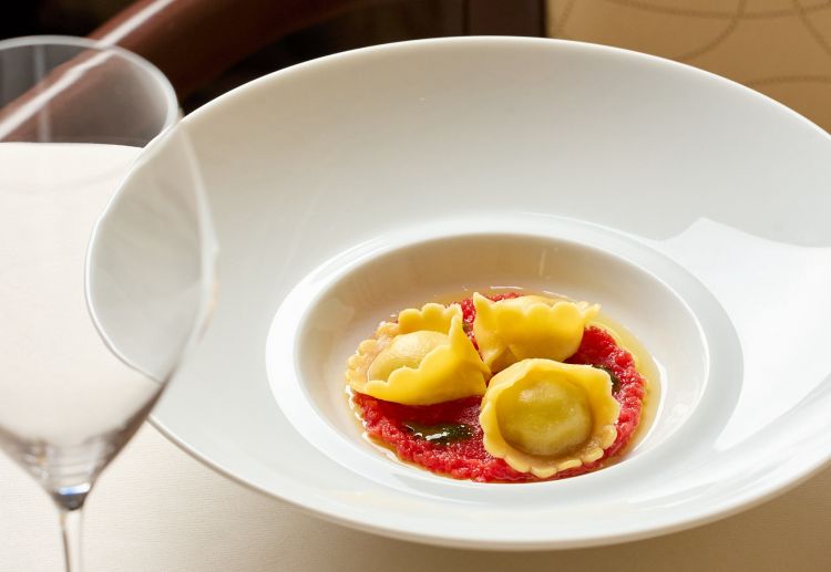 Ravioli all'olio extravergine di oliva, colatura di alici e capperi, coulis di pomodoro fresco e olio al basilico: è il piatto con il quale il figlio di Valeria, Andrea, conquistò un premio a Lo Mejor de la Gastronomia, a San Sebastiàn, nel 2003