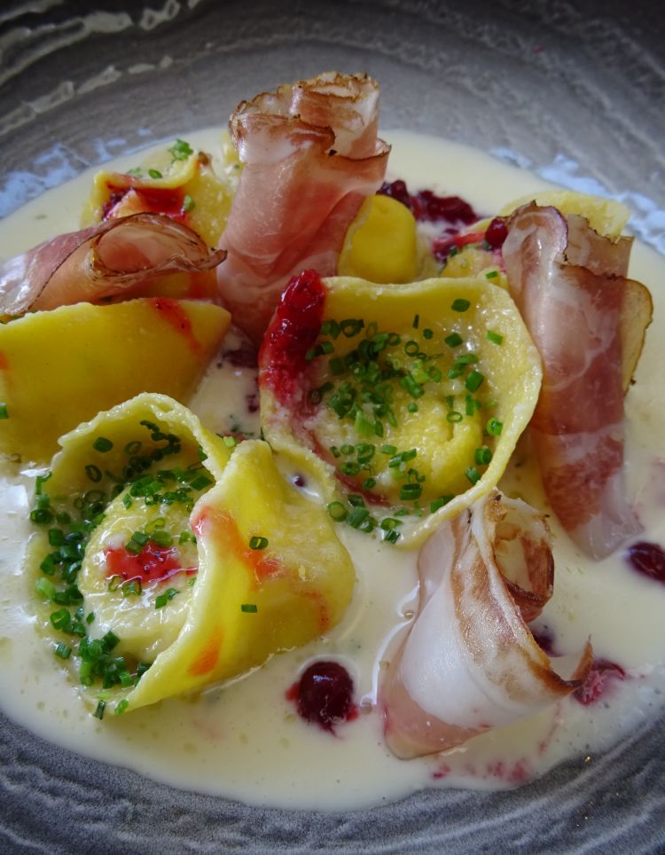 Ravioli alla carbonara con fonduta di parmigiano e speck - ristorante Arome Bolzano
