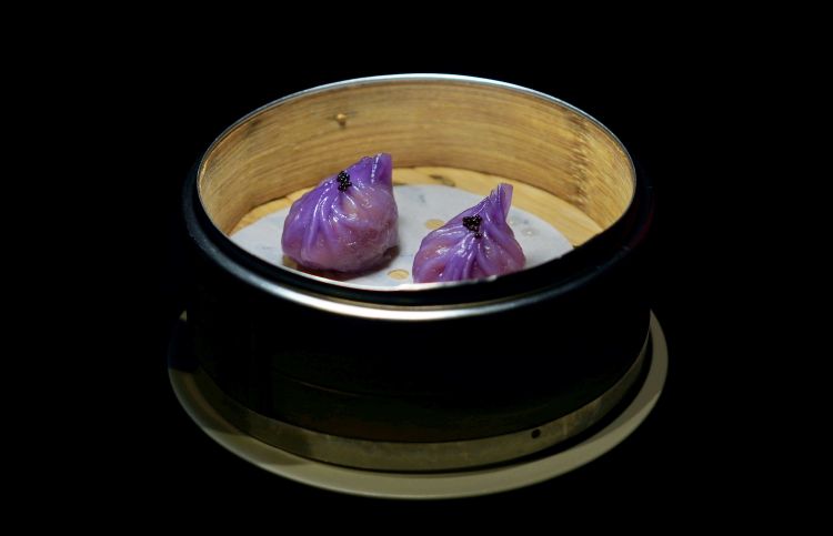Ravioli all’astice: ravioli all'estratto di cavolo viola ripieni di astice, black tobikko
