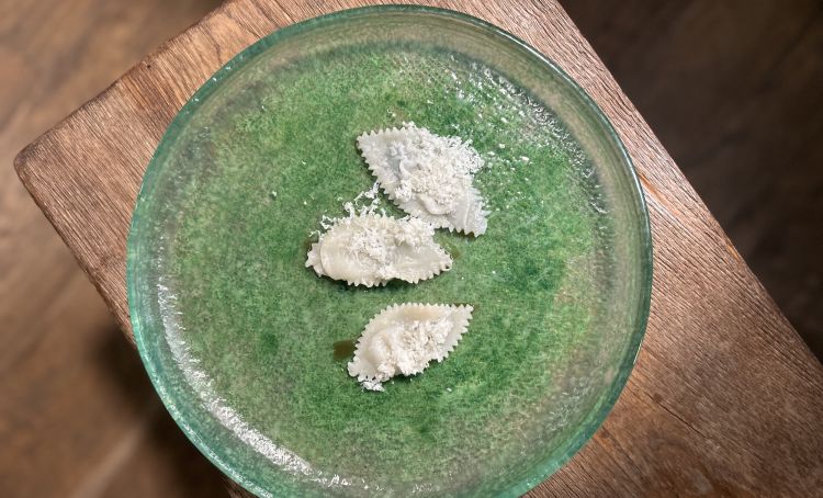 Ravioli burro e salvia. &laquo;Questa &egrave; la prova provata che, in cucina, le cose migliori arrivano per caso. Stavo preparando un croissant salato, mi &egrave; cascata la pasta nell'acqua ed ero incazzatissimo. Quando mi capita di esserlo, mangio. Quindi assaggio quell&rsquo;impasto rovinato, e mi si apre una porta: sembrava pasta al burro. Cos&igrave; l&rsquo;abbiamo stesa, abbiamo messo una foglia di salvia, un estratto di salvia selvatica, un po&rsquo; di noce moscata e parmigiano 48 mesi. Questa &egrave; l&rsquo;essenza del &ldquo;burro e salvia&rdquo;, la pasta &egrave; burro, con un impasto sfogliato&nbsp;per&ograve; bollito&raquo;
