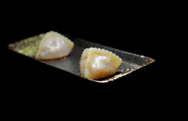 Ravioli con wagyu: ravioli ripieni di controfiletto wagyu A5 battuto al coltello, cotti al vapore e passati alla piastra
