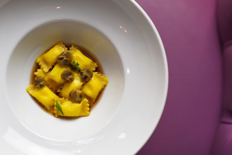 Ravioli di burrata, brodo di olive verdi e lumachine di mare
