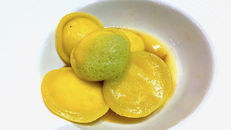 Ravioli di formaggio di capra e pere con stracotto di maiale e aria al prezzemolo