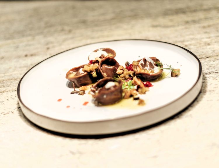 Bottoni di pera secca, formaggio CaRuBlù, melanzana arrostita, ribes rosso, noci