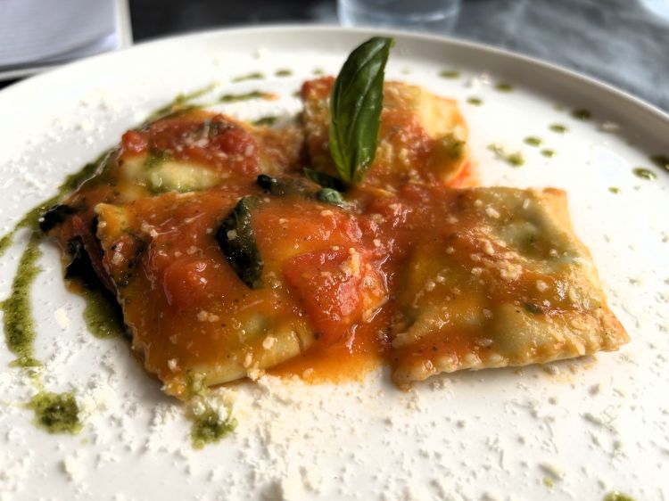 Una delle quattro versioni di ravioli proposte dallo chef: questa è la più classica, con ripieno di ricotta e spinaci e salsa di pomodoro a completare il piatto