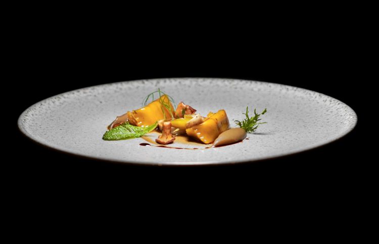 Golosissimi Ravioli ripieni di coniglio in salmì, pancetta di coniglio, friggitelli arrosto, insalata di erbette, crema di porcini e finferli, finferli freschi, porcini saltati, fondo di coniglio
