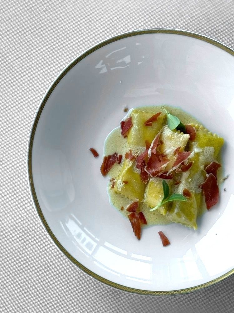 Ravioli ripieni di piselli, crema di latte e parmigiano, prosciutto crudo vigezzino: tra le proposte più indovinate