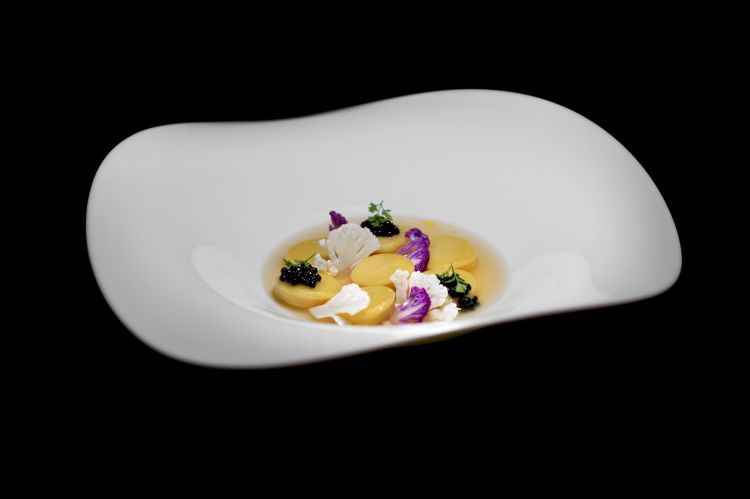 Ravioli ripieni di sarda di lago, cavolfiore, uova di aringa, consomm&eacute; delle sue lische e buccia di patata arrostita
