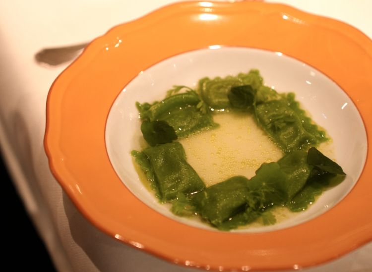 Ravioli verdi ripieni di porro e maggiorana, clorofilla di spinacio, levistico e crescione d'acqua
