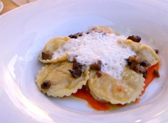 Uno dei piatti di Caterina Ceraudo: Ravioli al nero di seppia, con spuma di mozzarella di bufala e chips di melanzane e crema di pomodoro crudo