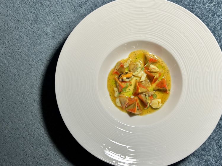 Raviolini berlingot di muhammara e frutti di mare con baharat dello chef, piatto ispirato al Medio Oriente e all’Africa: ravioli di muhammara (pasta di peperoni arrosto, noci, pane arrostito e aromatizzato alle erbe, sciroppo di melograno), il baharat è un mix di spezie (cumino, coriandolo, paprika dolce e peperoncino). Altro piatto ambizioso, di carattere, al limite manca un po' di chiusura
