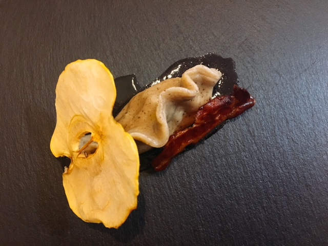 Raviolo al caffè di Rosa Camuna, mele, cannella e riduzione di vino rosso