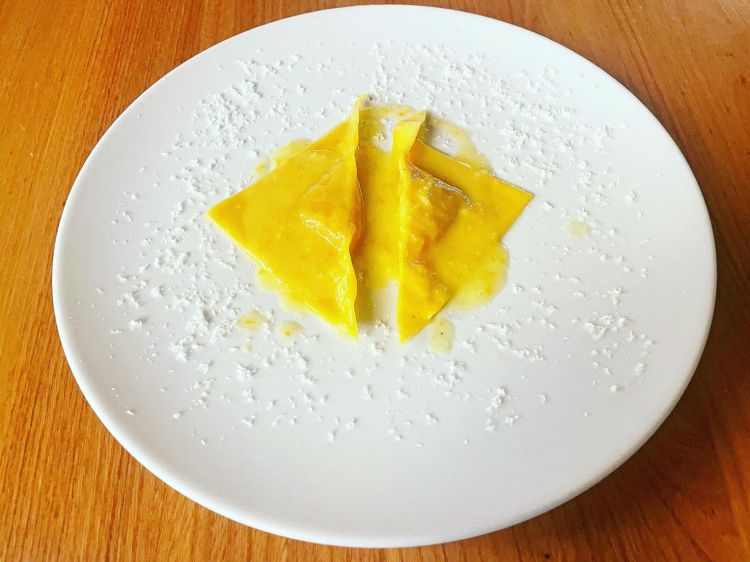 Ravioli di zucca, crema al burro e agrumi
