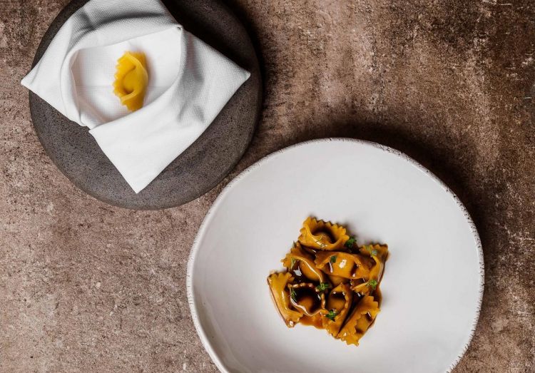 Ravioli ai tre pesci (in doppia versione, al tovagliolo e conditi)