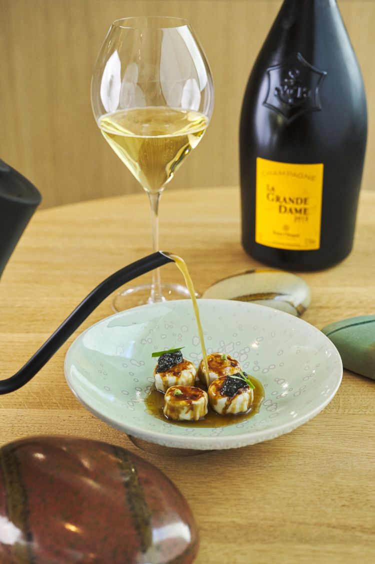 Raviolo, anguilla, caviale e farro tostato