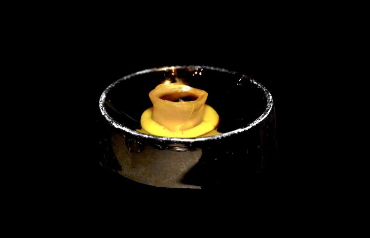 Raviolo d’oro, omaggio a Milano: ravioli in pasta di zafferano ripieni di ragù di ossobuco, serviti con crema di risotto alla milanese