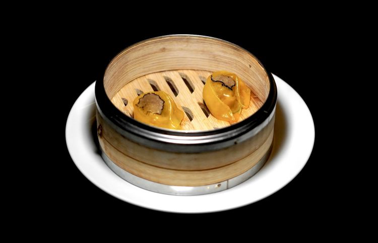 Raviolo proibito: ravioli al vapore in pasta di zafferano ripieni di maialino char siu (caramellato nella soia dolce) e tartufo