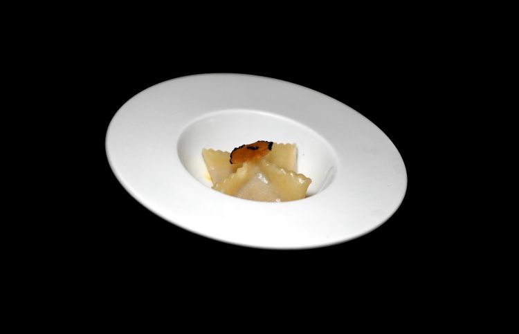Raviolo wagyu: ravioli ripieni di wagyu (A5) con salsa al foie gras e tartufo