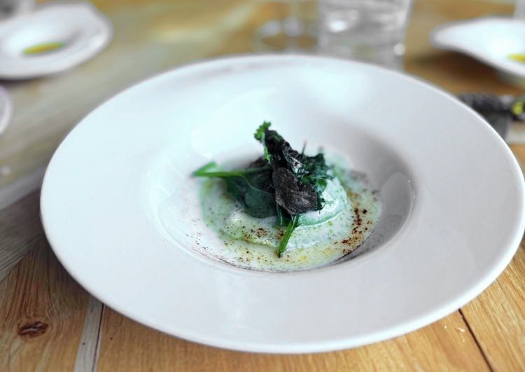 Raviolone di ricotta, ortiche e salvia al burro, parmigiano e liquirizia. Photo credits @Soul Food