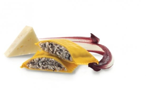 I ravioloni con asiago di Divine Creazioni hanno dato vita a un piatto splendido, Ravioloni con formaggio asiago e radicchio rosso di Treviso, marmellata di cipolle rosse e salsa al cassis