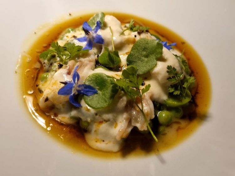 Razza, fave e piselli, salsa di asparagi bianchi fermentati, burro noisette al curry bretone