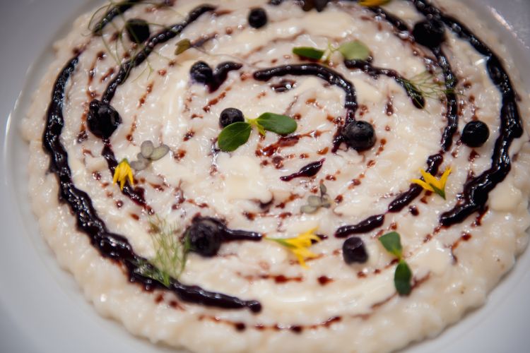 Risotto Carnaroli Pavese mantecato ai formaggi dell'Oltrepò Pavese, salsa alla bonarda e mirtilli selvatici di Giovanni Ricciardella