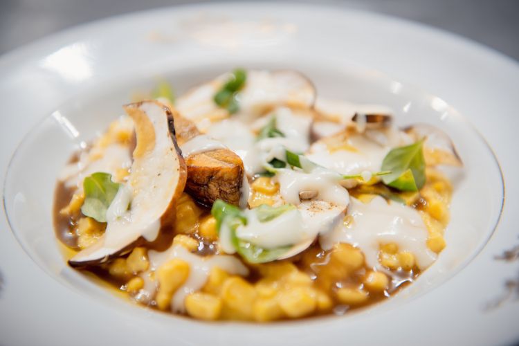 Un'interessante "variazione" del risotto, col mais al posto del riso, in Mais, porcini e Grana Padano di Mauro Enoch