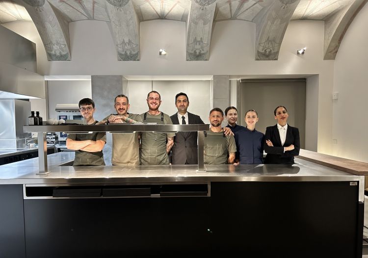 Lo staff di cucina e sala del nuovo Rebis a Desenz