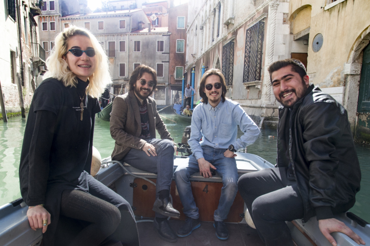 Al centro, Hadi Noori e Hamed Mohamad Karim, con i loro fratelli. A Venezia gestiscono tre ristoranti, Orient Experience e Africa Experience, dando lavoro a 50 persone
