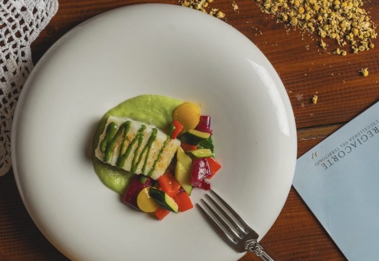 Baccalà alla contadina: baccal&agrave; in infusione di camomilla, crema di zucchine, verdure e salsa al finocchietto selvatico
