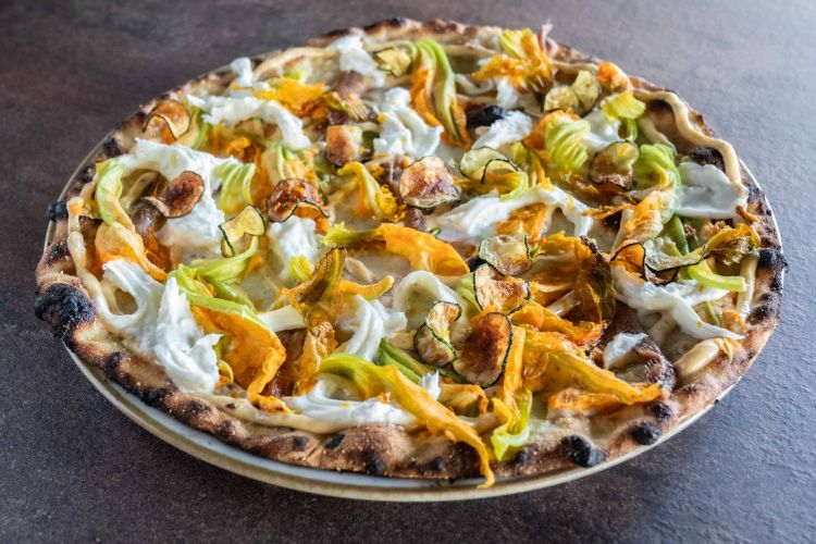 Regina di fiori, con fiordilatte 100% vaccino, crema di alici, fiori di zucca in tre consistenze, zucchine croccanti, alici di sciacca, bufala di Sant'Andrea di Terzone stracciata a mano