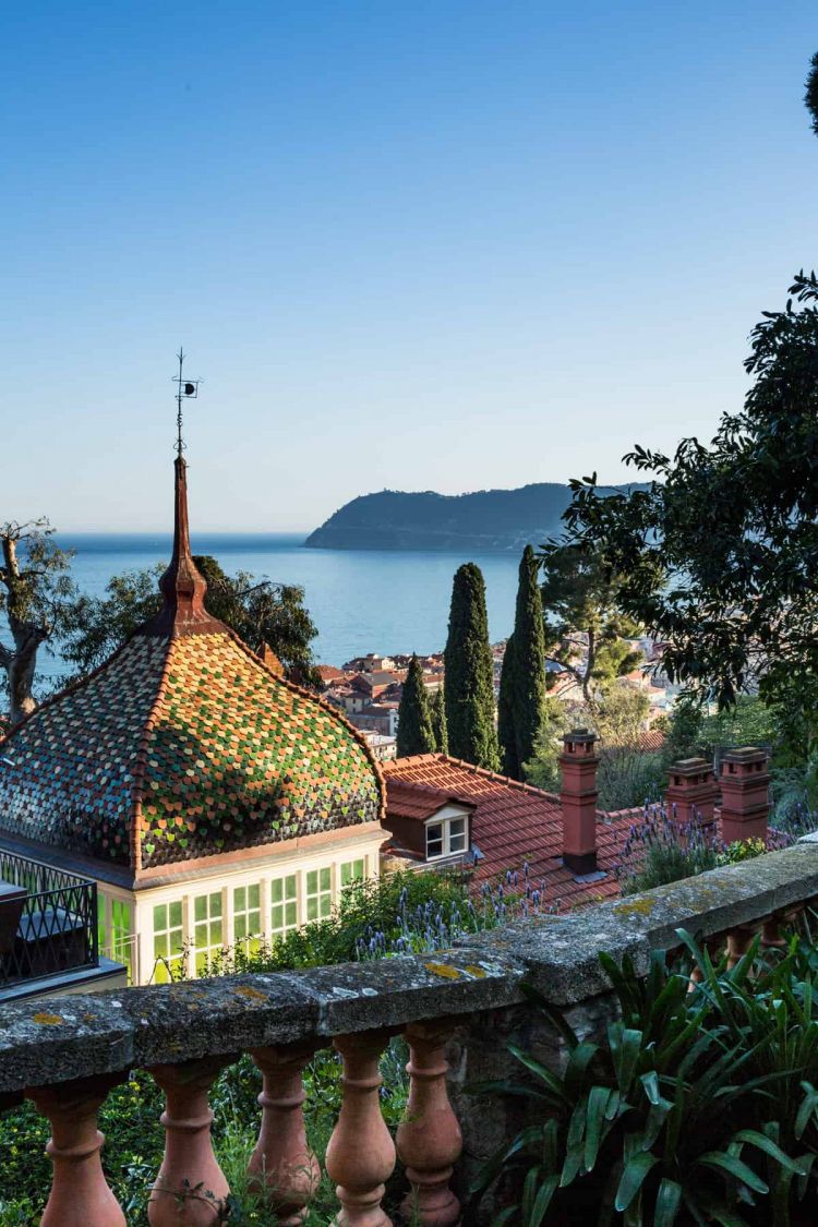 Villa della Pergola ad Alassio e, sotto, uno scorcio dei meravigliosi giardini
