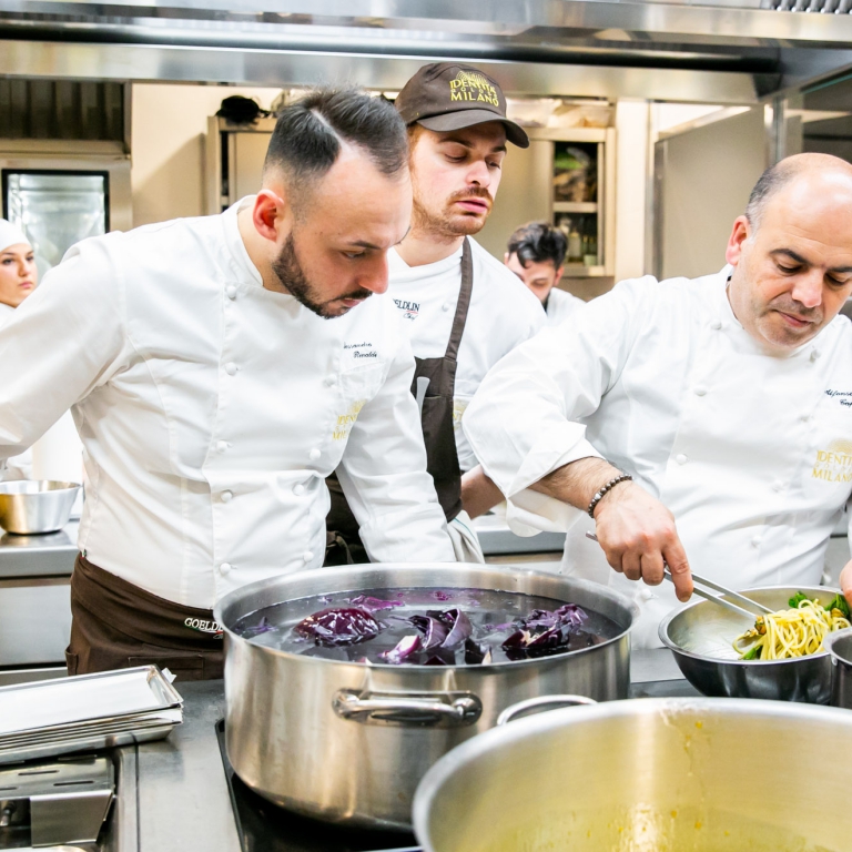 Alfonso Caputo prepara i suoi celeberrimi Spaghetti alla Nerano sotto lo sguardo attento di Alessandro Rinaldi
