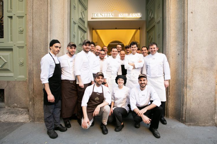 Foto di gruppo con la brigata di Identità Golose Milano
