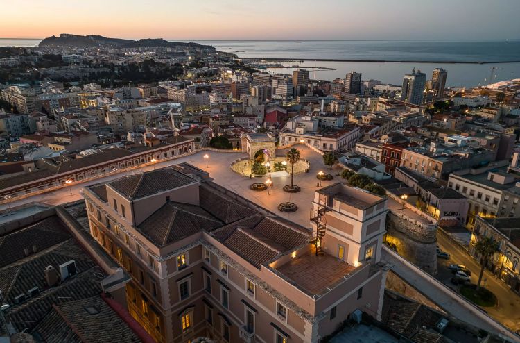 Palazzo Boyl dall'alto, con panorama di Cagliari