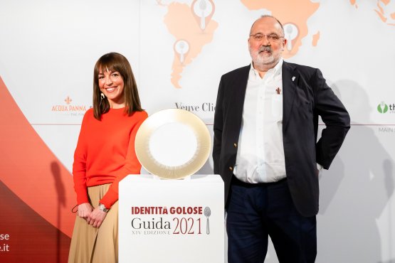 Ilaria Puddu with Paolo Marchi receives the "Impresa Pizza" award at the launch of the Guida Identità Golose 2021
