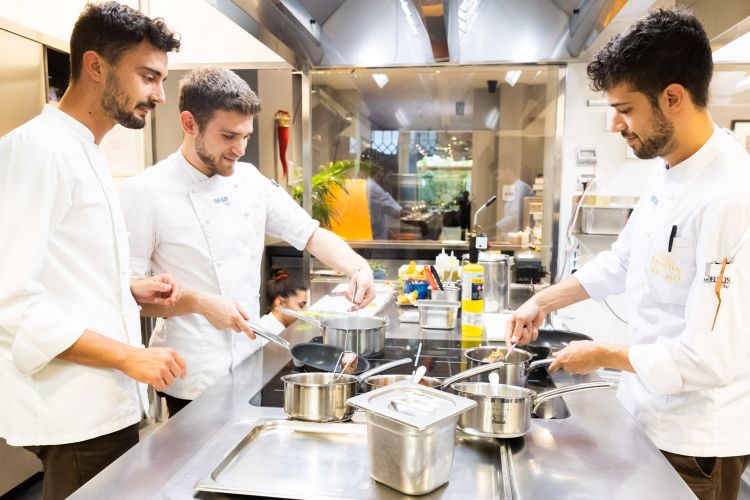 Edoardo Traverso in cucina con, al suo fianco Sabino Stella e, sulla destra, Andrea Mazza
