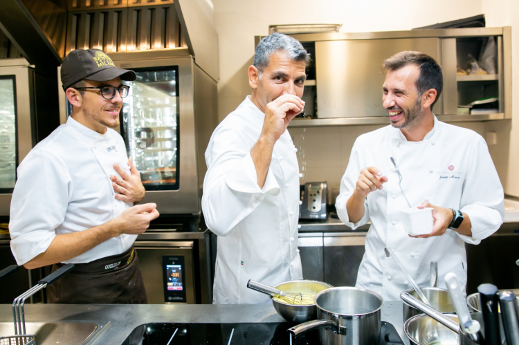 Roncero between Alessio Sebastiani, sous chef at Identità Milano, and Javier Alonso, jefe de cocina at Terraza del Casino in Madrid, Roncero’s two-starred restaurant 
