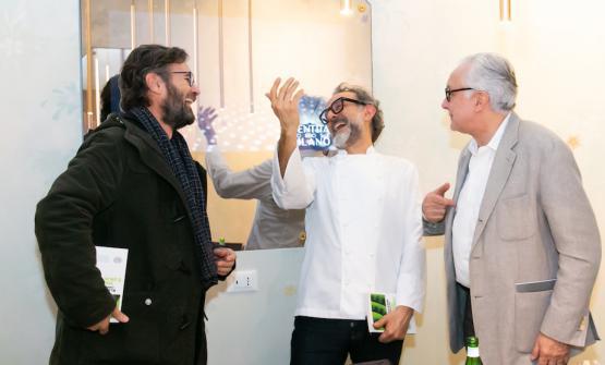 Con Carlo Cracco e Massimo Bottura, l'11 dicembre scorso alla cena di Identità Golose Milano, in occasione della raccolta fondi per Food for Soul (foto OnStage Studio)

