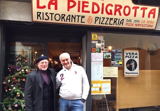 Roberto Restelli at the entrance of restaurant-pizzeria Piedigrotta in the heart of Varese, in Via Gian Domenico Romagnosi 9, tel. +39.0332.287983. With him, Antonello Cioffi, owner of a very unusual and brilliant restaurant
