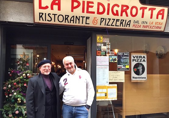 Roberto Restelli sulla porta d'ingresso del ristorante-pizzeria Piedigrotta in pieno centro di Varese, via Gian Domenico Romagnosi 9, telefono +39.0332.287983. Con lui Antonello Cioffi, il titolare di un locale davvero insolito e brillante