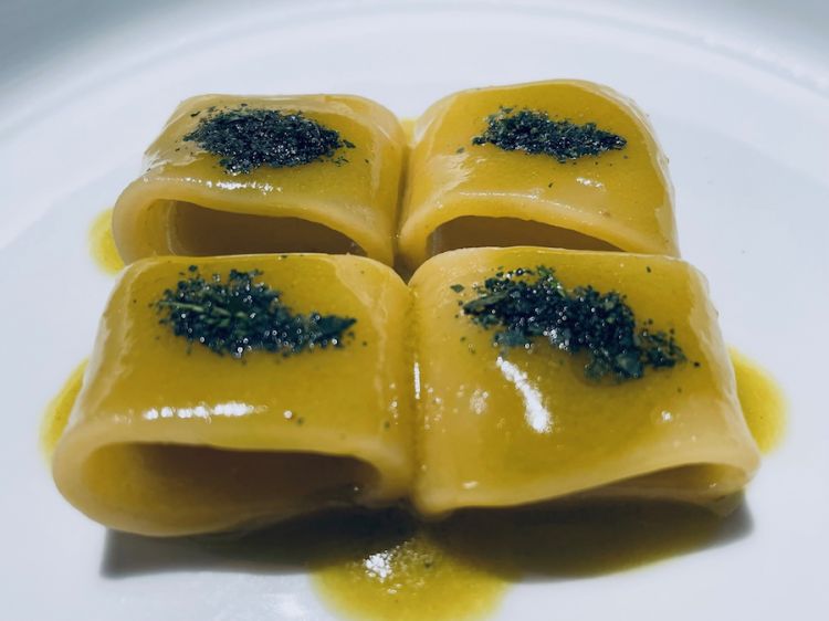 Calamarata con rosmarino, pepe di Sichuan e colatura di alici
