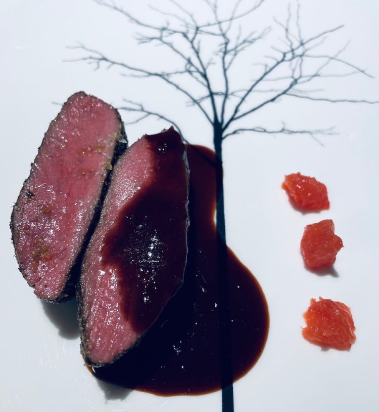 Cervo al fieno, lievito tostato, cardamomo e pompelmo al rum
