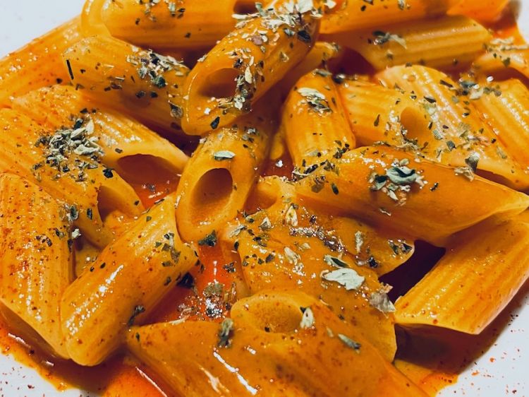 Mezze Penne, un’insalata di peperoni ossidati, origano e ricci di mare
