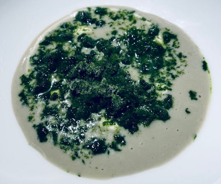 Ostrica in pesto di rucola e alghe marine, albicocca acerba e granita di cime di rapa
