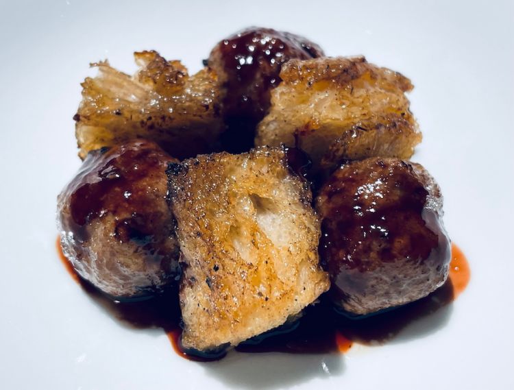 Polpette di Cervo, pane, pomodoro distillato e ciliegia

